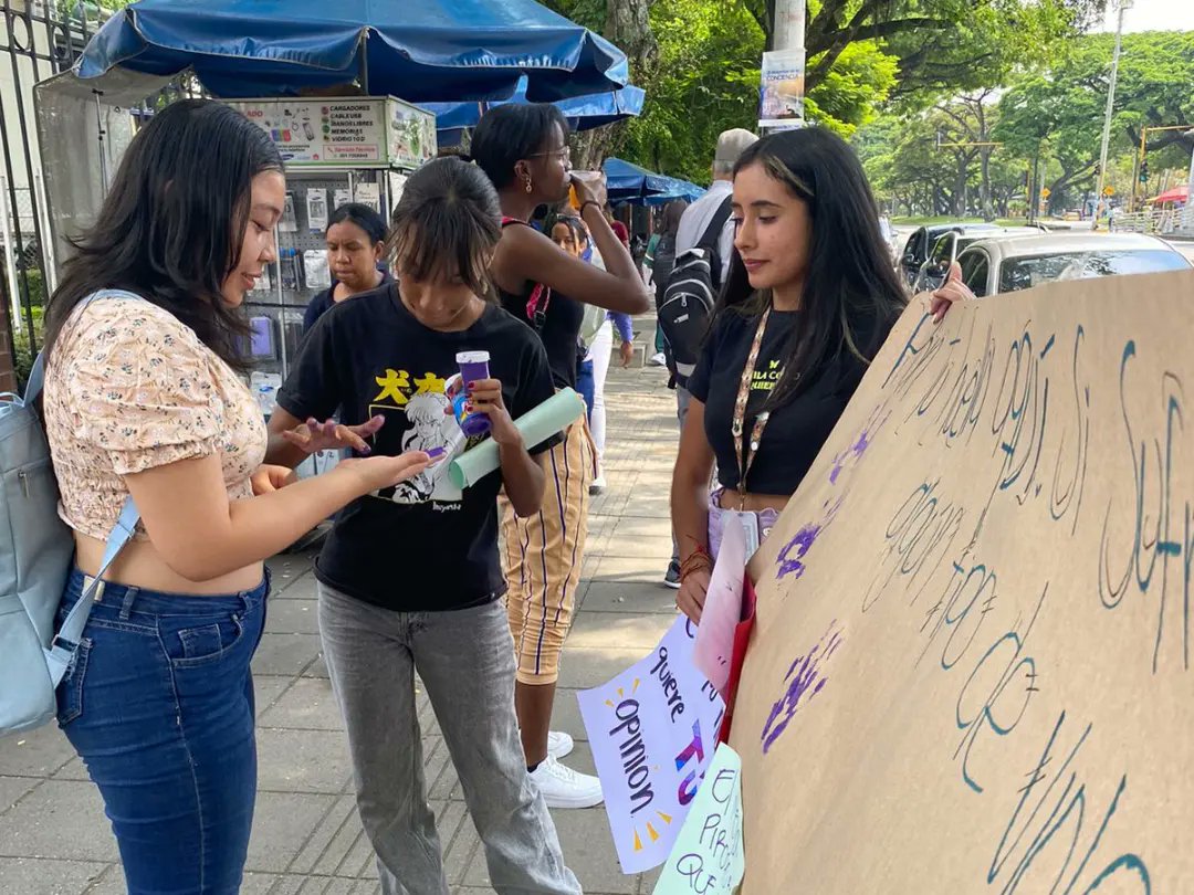 Uni_santiagoUni's tweet photo. El Comité de Género de nuestro movimiento estudiantil y social USC UNIDA, realizó una jornada de pintaton en rechazo a la violencia basadas en genero (VBG) a las afueras de la universidad.

¡No más acoso! ¡No más violencia de Género! 

#ComiteDeGenero #UscUnida https://t.co/wRETbSSVIJ