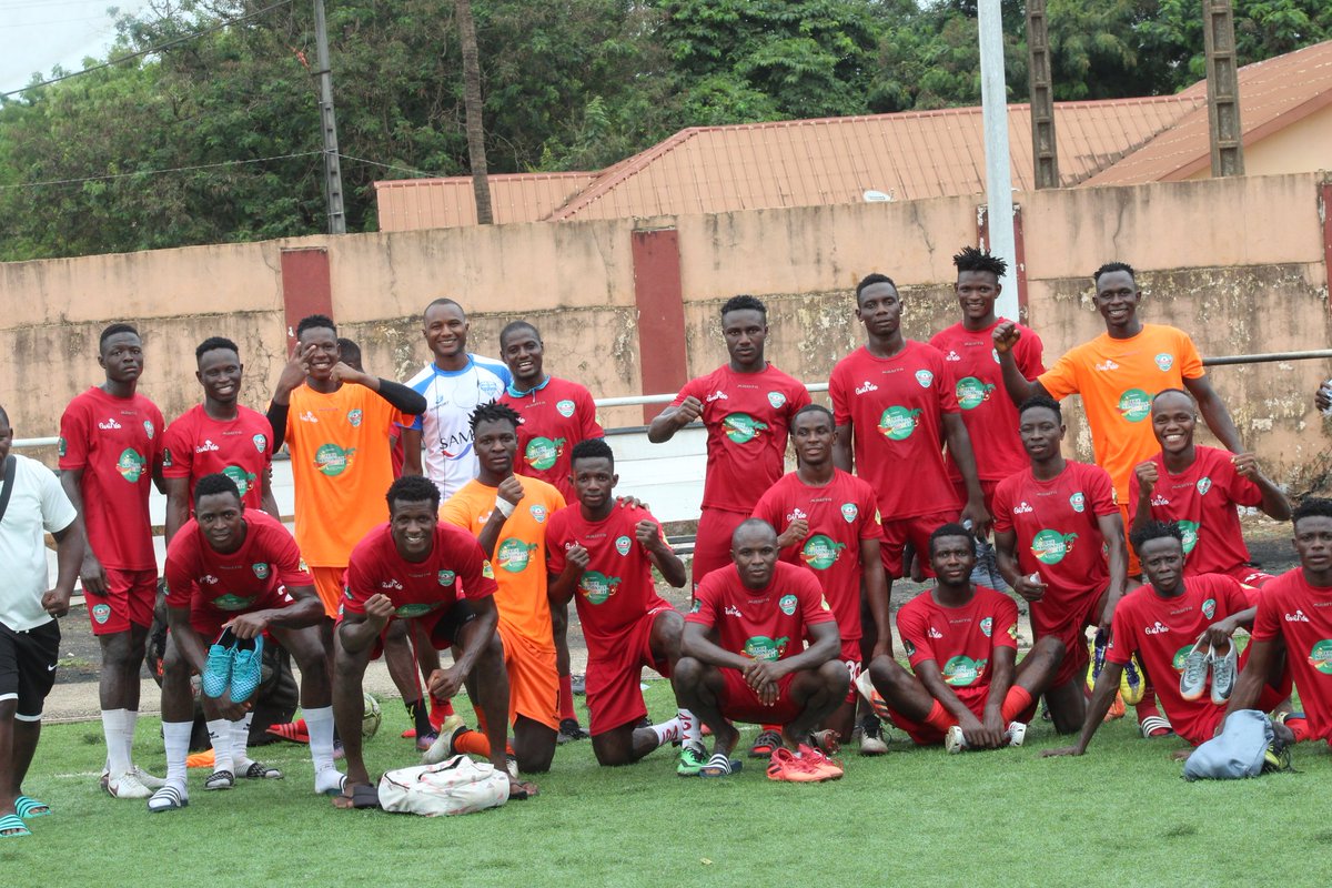 KarfamoriahFoot's tweet photo. Dernière mise en place ce mercredi soir avant d'affronter 𝗔𝗹𝘂 𝘀𝘁𝗮𝗿 𝗱𝗲 𝗳𝗿𝗶𝗮 ce jeudi au stade de la mission de kaloum.
𝗨𝗻 𝗺𝗮𝘁𝗰𝗵 𝗱𝗲𝗰𝗶𝘀𝗶𝗳💪✌️
#ligue2pro🇬🇳
#Journée8matchenretard
#karfamoriahfc 
#Noussommes🟢⚪️ https://t.co/Ke4eTWOsBh