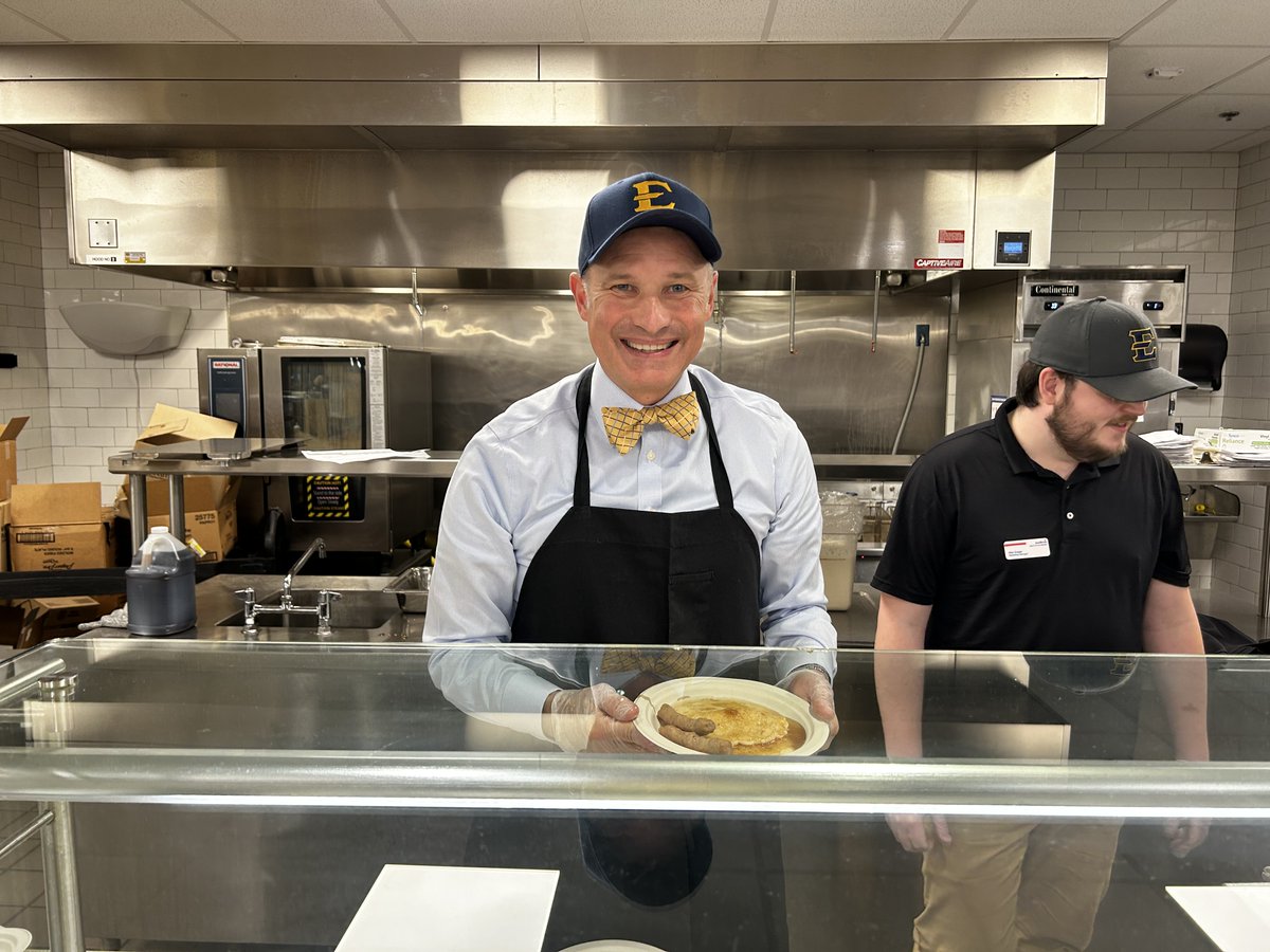 Order up! 🥞 

<a href="/ETSUPrez/">Brian Noland</a>  helped serve pancakes to the student body on Monday night as part of the semesterly tradition of the late-night pancake breakfast at the start of finals week. #etsu 

(Haley Carter/East Tennessean)