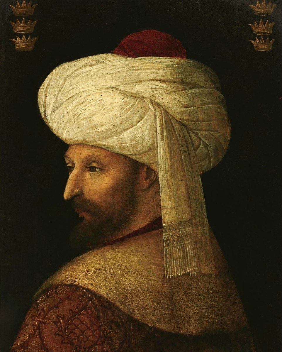 storiaottomana's tweet photo. Fatih, ne XII. Karl karakterinde bir hayalci ne de Napolyon gibi insanüstü büyüklükte bir ütopyacıydı. Aksine, sürekli geliştirdiği hırslı bir ruha sahipti; zihni ise hep keskin ve sakindi. Herşeyi yok edip bir canavarın bıraktığı izler gibi ardında devasa harabeler bırakarak şöhret kazanmak değildi amacı; aksine sistematik bir şekilde tüm zamanlarda kalıcı olacak eserler yaratmak istiyordu. İnce ama dayanıklı, çelik gibi vücudu, Güney'in güneşi altındaki yakıcı ovalarında, Kuzey'in dağlarının içinden geçilmez ormanlarında, her türlü tehlikeyi, yorgunluğu ve iklimden kaynaklanan zorlukları aşmasına yardımcı oluyordu. Sanki büyük bir planlama, yorulmadan her gün çalışma, önemli karar arifesinde kendine güveni barındıran bir sakinlikle, insan gücünü tasarruflu kullanıp, insan kanı akıtmaktan kaçınarak, uyum içinde bir devlet kurmak için çaba göstermek ve imparatorlara yakışır bir eseri var etmek için yaratılmıştı.

Nicolae Jorga