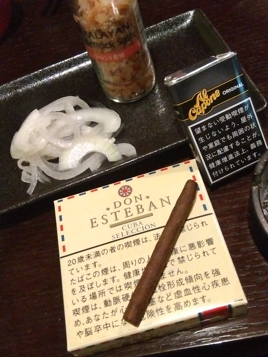 Katsuki_bass's tweet photo. これ、今世紀最大の大発見かもしれない。。
葉巻とオニオンスライスが尋常じゃないくらい合う！！やばいよ！！
葉巻がめちゃくちゃ美味しい！！
葉巻好きの人！！是非試してみてください😆 https://t.co/lkuwTp2PIm