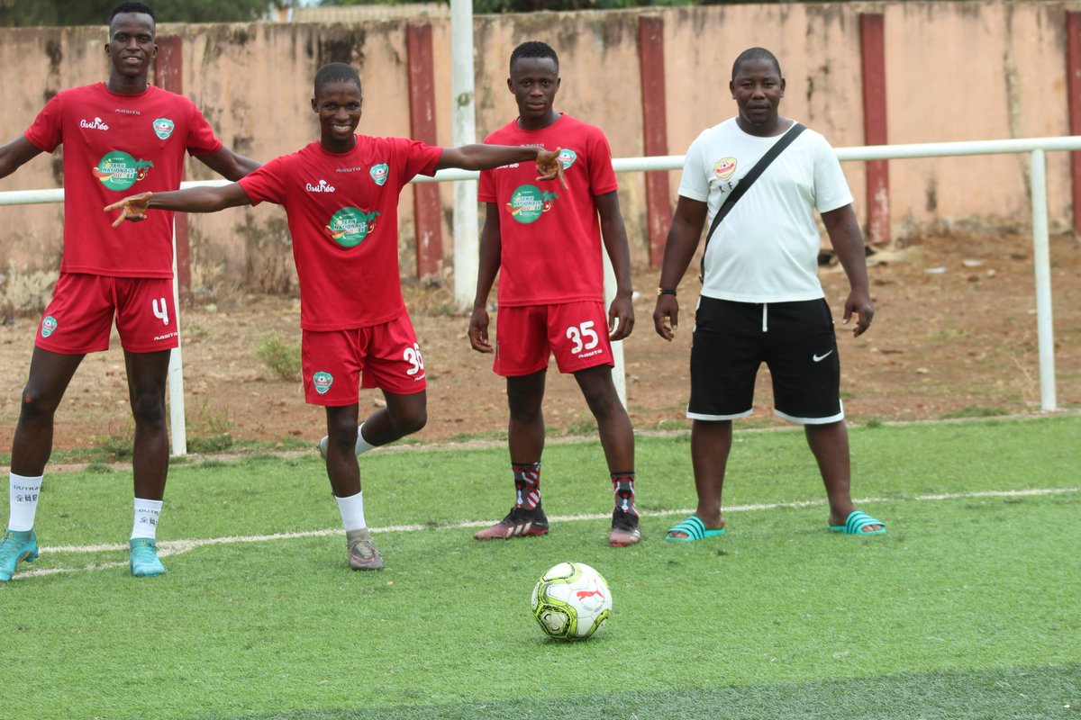 KarfamoriahFoot's tweet photo. Dernière mise en place ce mercredi soir avant d'affronter 𝗔𝗹𝘂 𝘀𝘁𝗮𝗿 𝗱𝗲 𝗳𝗿𝗶𝗮 ce jeudi au stade de la mission de kaloum.
𝗨𝗻 𝗺𝗮𝘁𝗰𝗵 𝗱𝗲𝗰𝗶𝘀𝗶𝗳💪✌️
#ligue2pro🇬🇳
#Journée8matchenretard
#karfamoriahfc 
#Noussommes🟢⚪️ https://t.co/Ke4eTWOsBh