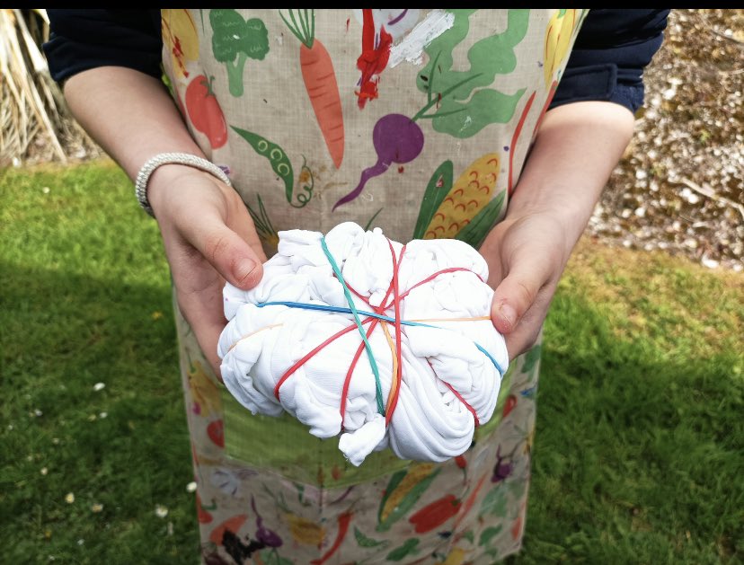 gcmhuireag's tweet image. Tús iontach le Seachtain Cruthaitheach an AG. Bhí ceol binn á sheinnt ag an ngrúpa trad agus dream ó 1AG ag cruthú pátrúin álainn ar a chuid t-léinte le ceardlann tie-dye #creativeweek #seachtaincruthaitheach @artscouncil_ie