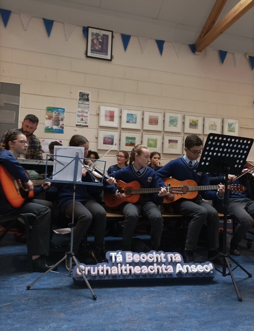 gcmhuireag's tweet image. Tús iontach le Seachtain Cruthaitheach an AG. Bhí ceol binn á sheinnt ag an ngrúpa trad agus dream ó 1AG ag cruthú pátrúin álainn ar a chuid t-léinte le ceardlann tie-dye #creativeweek #seachtaincruthaitheach @artscouncil_ie