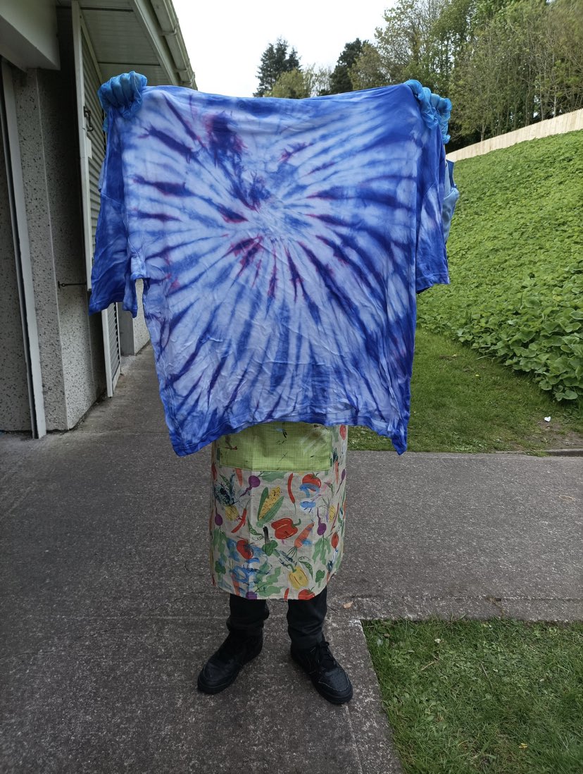 gcmhuireag's tweet image. Tús iontach le Seachtain Cruthaitheach an AG. Bhí ceol binn á sheinnt ag an ngrúpa trad agus dream ó 1AG ag cruthú pátrúin álainn ar a chuid t-léinte le ceardlann tie-dye #creativeweek #seachtaincruthaitheach @artscouncil_ie