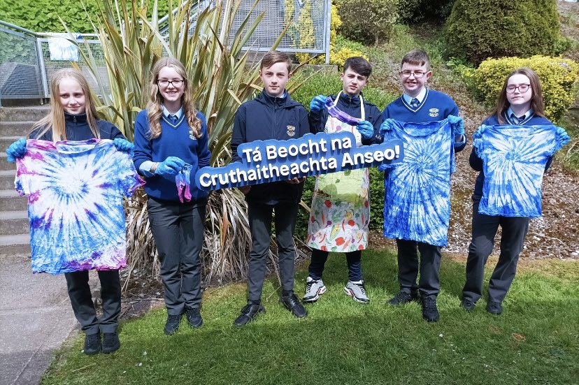 gcmhuireag's tweet image. Tús iontach le Seachtain Cruthaitheach an AG. Bhí ceol binn á sheinnt ag an ngrúpa trad agus dream ó 1AG ag cruthú pátrúin álainn ar a chuid t-léinte le ceardlann tie-dye #creativeweek #seachtaincruthaitheach @artscouncil_ie