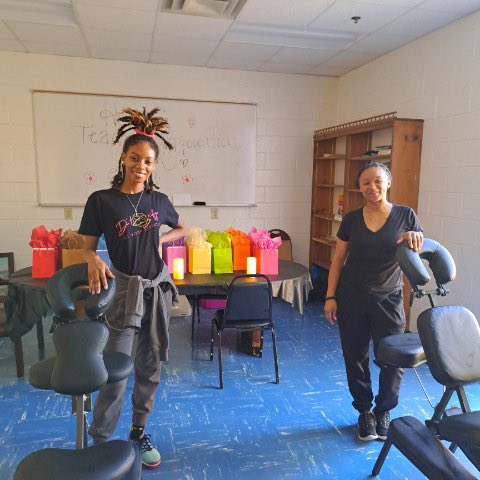 OAK_HCS's tweet photo. Self care is the better care! Celebrating our teachers &amp; staff with a little relaxation. Shout out to Essence of JaDore. #TeacherAppreciationDay #okeready #oakland #oaklandready #relaxation https://t.co/LFz8hc3ShG