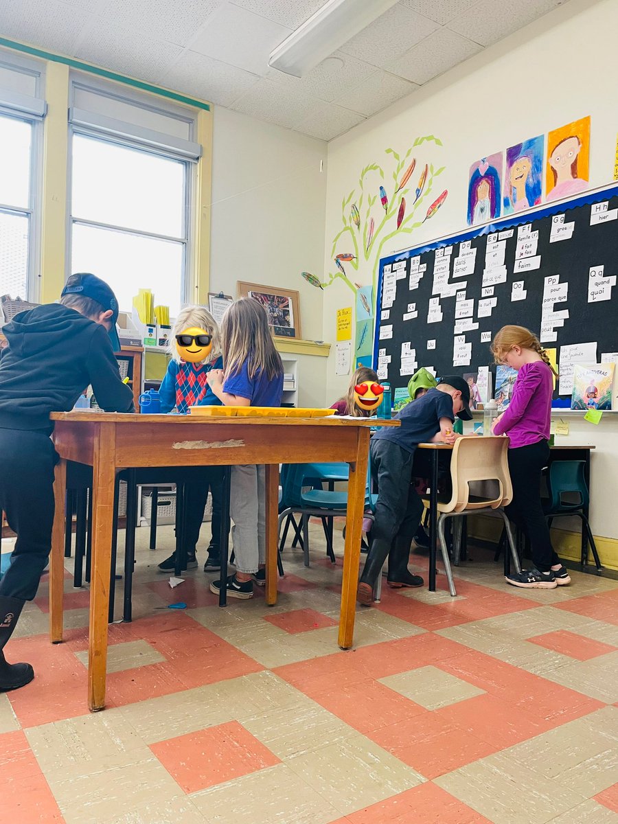 LindalSarah's tweet photo. Les amis à @stcatschool corrige l’écriture à Madame avec le rubrique qu’ils ont créer ensemble. La prochaine fois ils vont faire la même chose mais avec leurs propres écriture. Un étudiant a dit « les adultes peuvent faire des erreurs aussi!? ». @HRCE_FSL @HrceLiteracy https://t.co/QaRzvJS75J