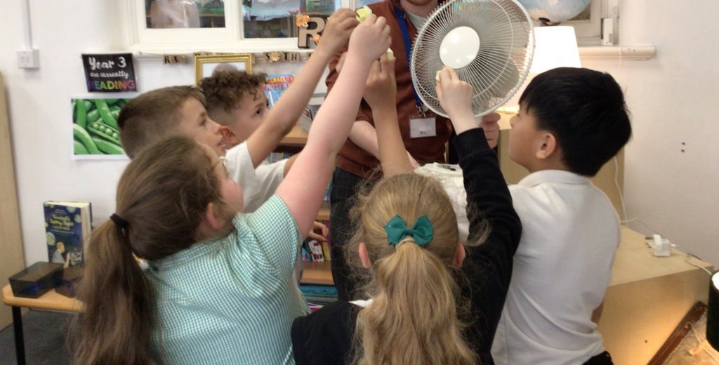 Year 3 thoroughly enjoyed learning about all the ways seeds are dispersed in the life cycle of a plant. We used party poppers, fans, sticky notes and drain pipes to mimic this which helped us write a full page spread. #ParishScientists 🌱👩‍🔬🌈 @parishschool1