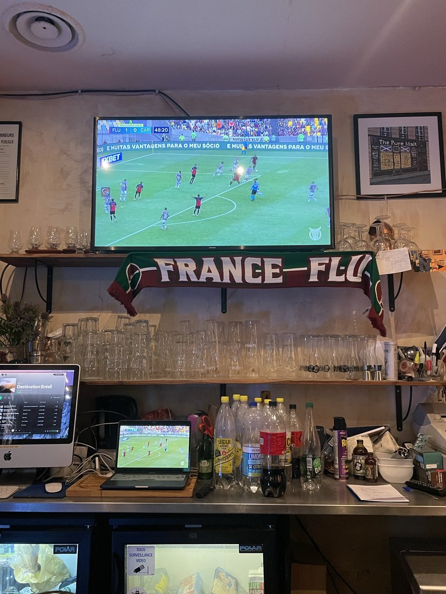 Fluminense_Pics's tweet photo. Um grupo de tricolores que residem na França se reúnem nesse bar em Paris para assistir jogos do colossal das Laranjeiras
Perfil no tt do grupo é o: @France_Flu 

📍Paris, França https://t.co/2fRiruXvv0
