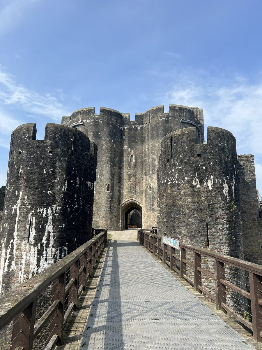 Outer and inner entrance to Caerphilly Castle, 🏴󠁧󠁢󠁷󠁬󠁳󠁿 @cadwwales #castle #welshwednesday
