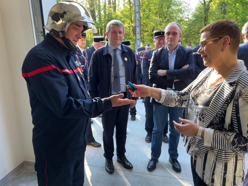 sdis25's tweet photo. [Cérémonie]
Remise de clés d'un nouveau véhicule de secours #VSAV par madame Christine Bouquin présidente du CASDIS au centre d'incendie et de secours de #Boussieres. L'occasion d'inaugurer la nouvelle travée construite pour accueillir l'engin avec les #pompiers du centre. https://t.co/kPOIvDx31T