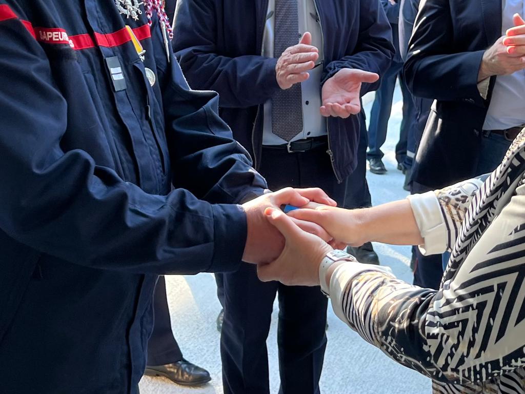 sdis25's tweet photo. [Cérémonie]
Remise de clés d'un nouveau véhicule de secours #VSAV par madame Christine Bouquin présidente du CASDIS au centre d'incendie et de secours de #Boussieres. L'occasion d'inaugurer la nouvelle travée construite pour accueillir l'engin avec les #pompiers du centre. https://t.co/kPOIvDx31T