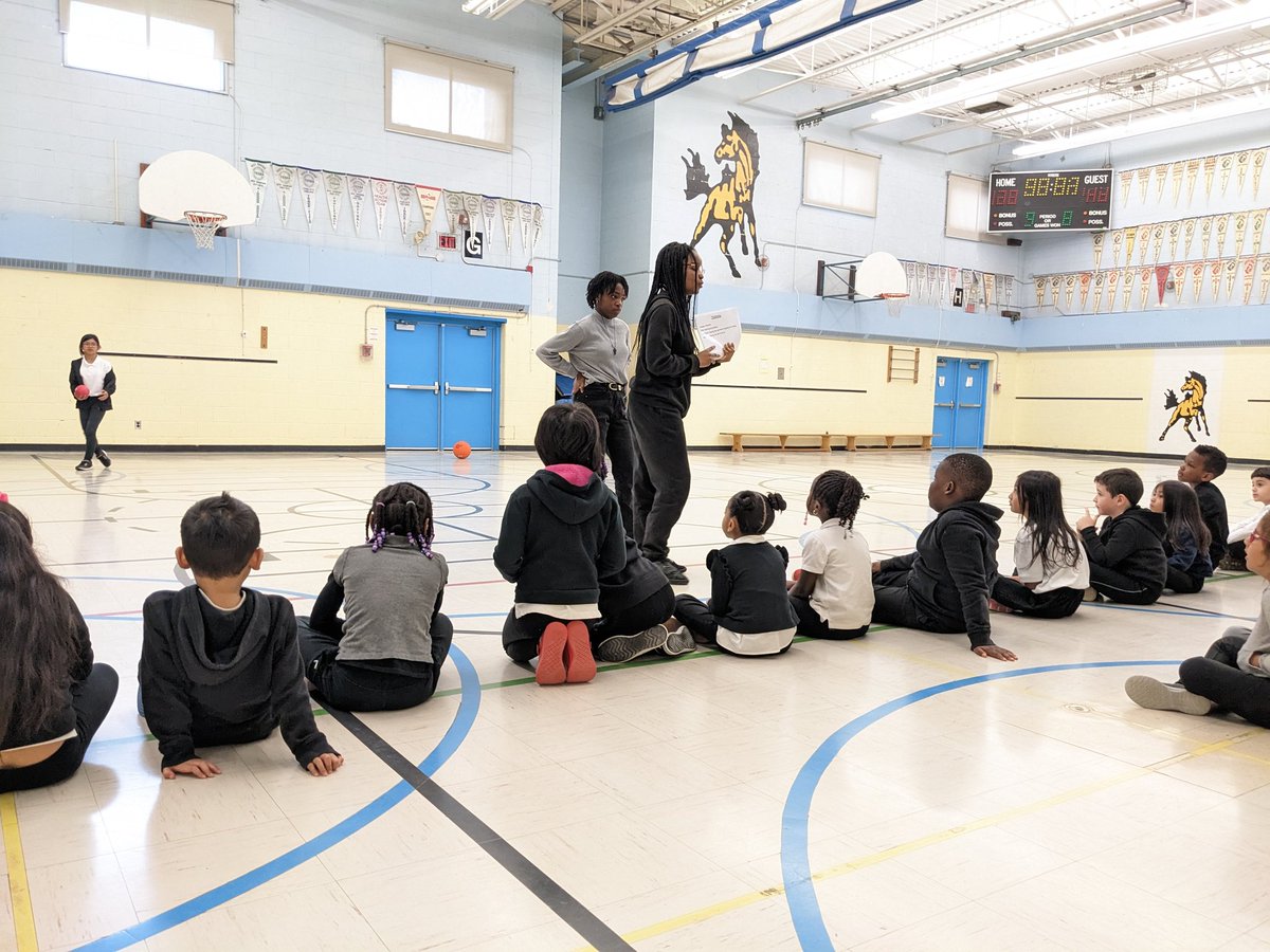 Mrs__DAmario's tweet photo. C-LEAP Intermediate and junior leaders engaging our primary students in active play. ⛹️👏 #CatholicLeaders @RPariselli_ @TCDSB_SafeSchs @roch_we @KarenEnns1 https://t.co/In5Jmp0x4a