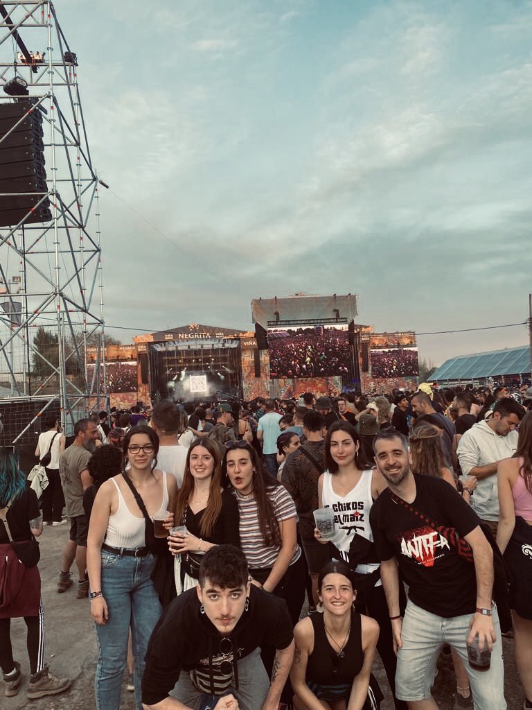 iiruunee22's tweet photo. Gracias al viña por unirme con gente fan buena y de buen corazón ❤️ #VinaRock2023 #VINA2023 #zuek #amigos #felicidad https://t.co/F3hsj1PDmP