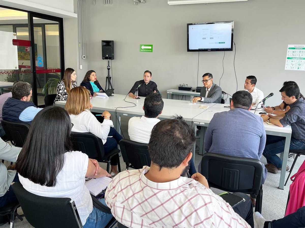 Carlos_UlloaP's tweet photo. Con @EduardoClark de @LaAgenciaCDMX estamos en mesas de trabajo con representantes de las alcaldías para informar de la operación de la ventanilla única de construcción  de la CDMX. 

@Claudiashein 
@seduviCDMX https://t.co/fCMapKf3j9