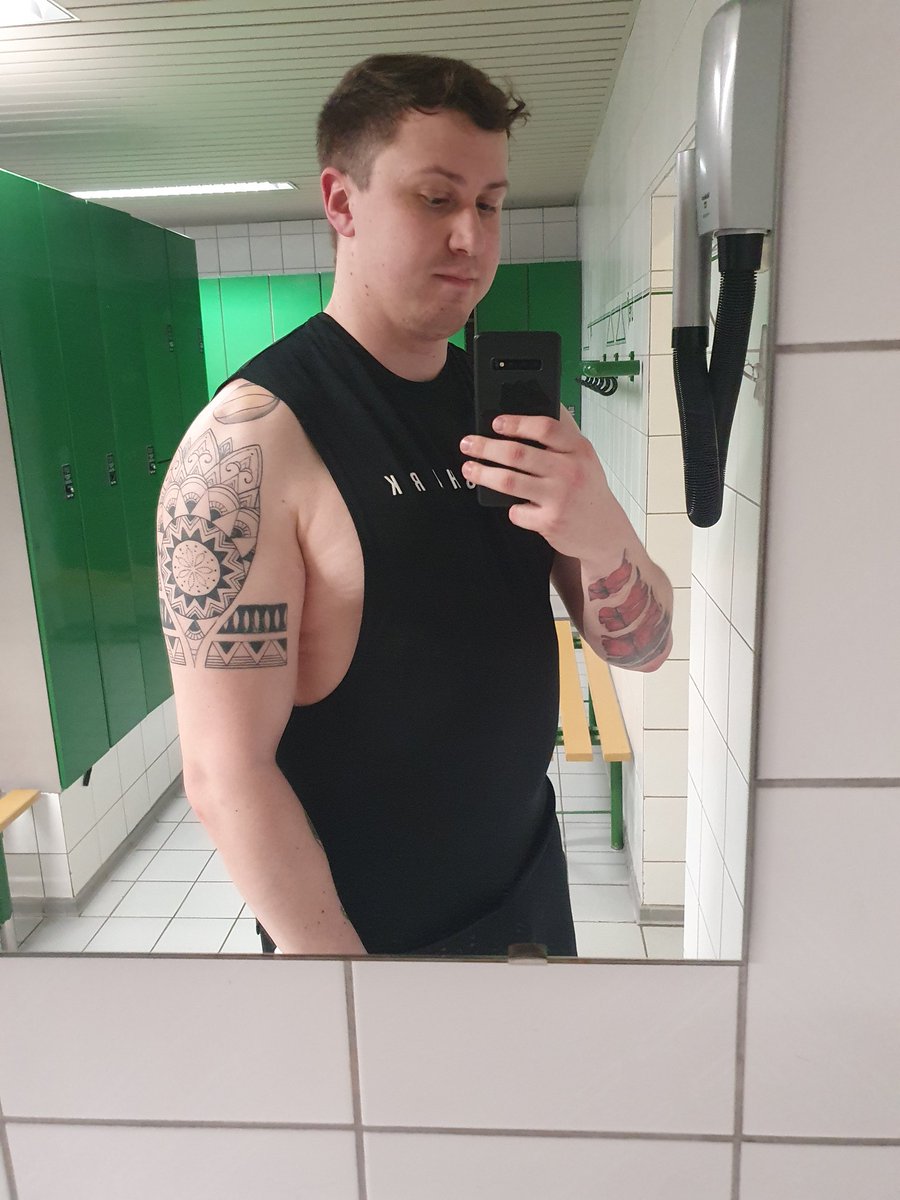CaptainLauch_'s tweet photo. Wenigstens fülle ich das Shirt endlich aus. https://t.co/Iq6ji3z2Sj