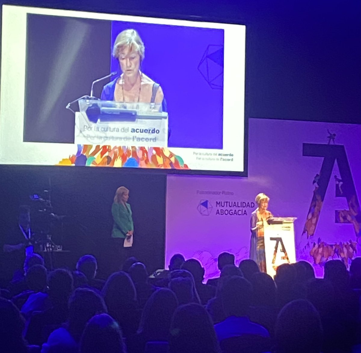 #AcuerdoAbogacia 

<a href="/_OrtegaVictoria/">Victoria Ortega</a> inaugura el XIII Congreso de la Abogacía Española bajo el lema “Por la cultura del acuerdo”.

#diálogo
#escucha
#decidirjuntos

@MutuaAbogacia