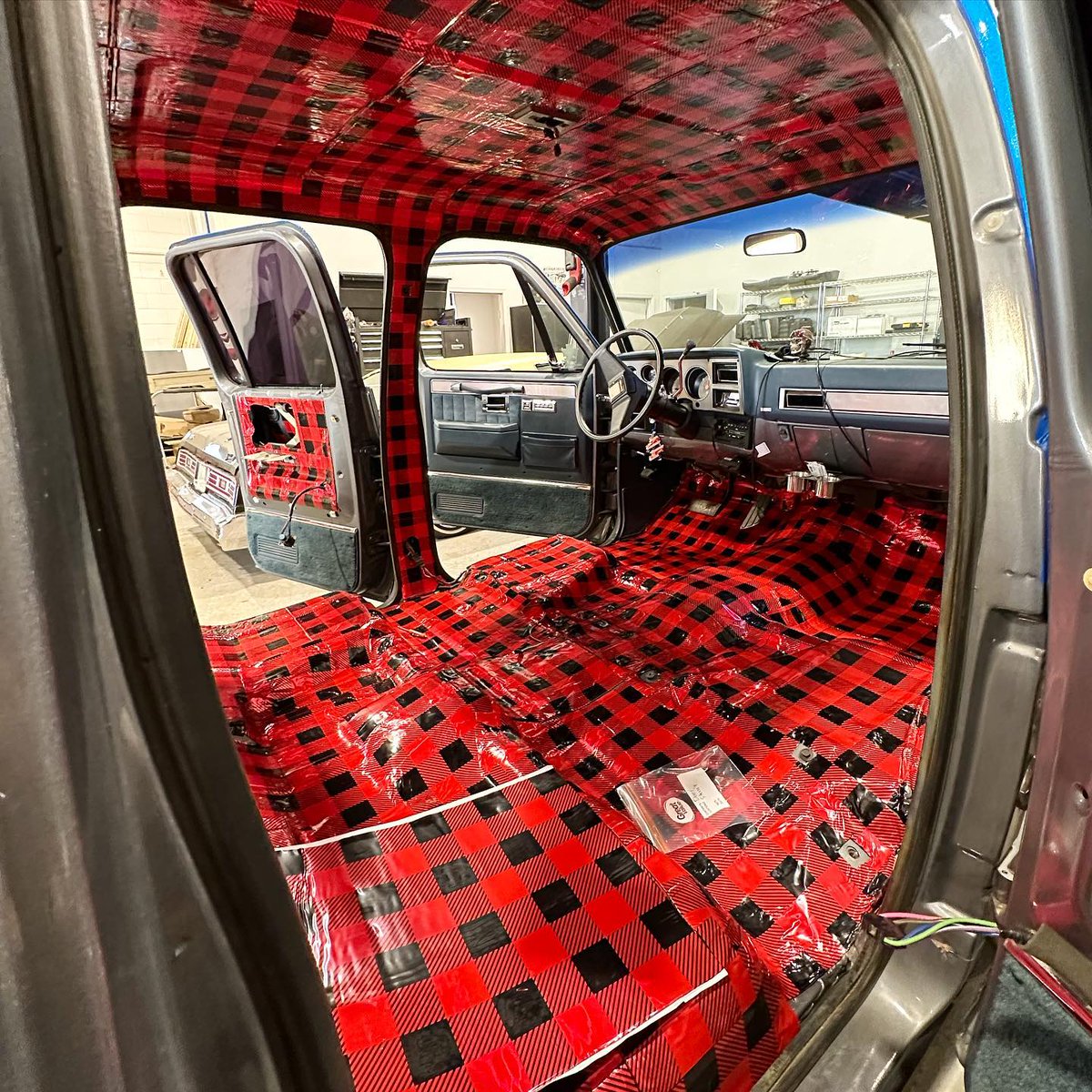 tomahawkcustomsanddetail throwin down some of our Plaid SoundBlock and showin how it’s done in this crew cab squarebody‼️

Hit us up or reach out to tomahawkcustomsanddetail for some 🤙

#soundblock #soundblocking #sounddeadening #sounddeadener #plaid #tomahawkcustoms #lsfab #ls