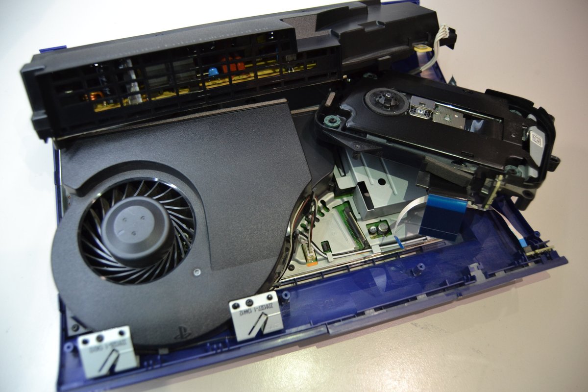 troubleclic's tweet photo. Quand vous venez pour un nettoyage de console et remplacement de pâte thermique, on s'engage à le faire de façon irréprochable ! L'intérieur de cette PlayStation 3 Ultra Slim parait neuf !

Et grâce à Qualirépar, vous avez une remise de 20€ sans démarche de votre part ! https://t.co/c68Ynh6uY1