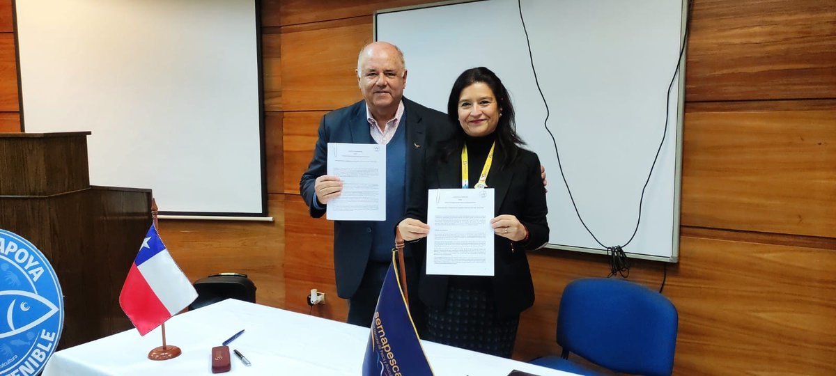 sernapesca's tweet photo. En este #MesDelMar junto a @propescado firmamos un convenio de colaboración para promocionar el consumo responsable de pescados y mariscos, y difundir nuestro #SelloAzul como un distintivo para asegurar la acreditación de origen legal de los recursos y productos pesqueros. https://t.co/7Cj2bdamO7