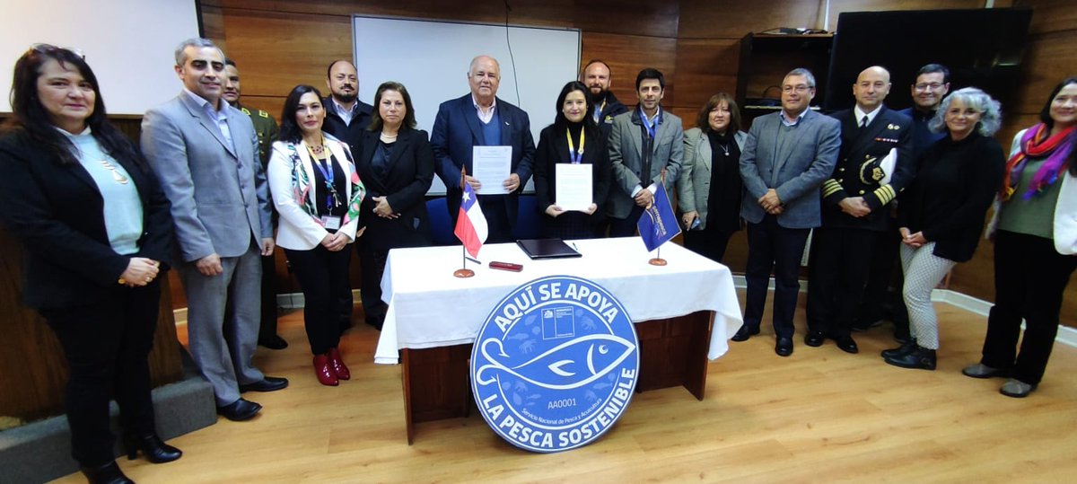 sernapesca's tweet photo. En este #MesDelMar junto a @propescado firmamos un convenio de colaboración para promocionar el consumo responsable de pescados y mariscos, y difundir nuestro #SelloAzul como un distintivo para asegurar la acreditación de origen legal de los recursos y productos pesqueros. https://t.co/7Cj2bdamO7