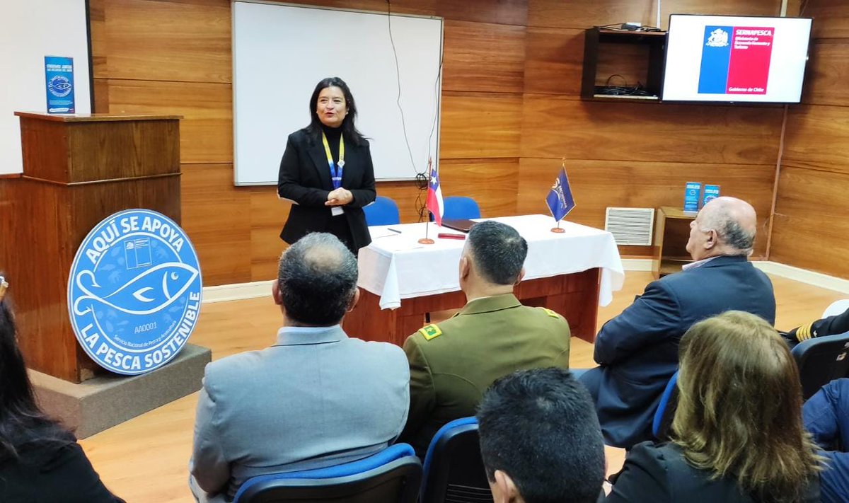 sernapesca's tweet photo. En este #MesDelMar junto a @propescado firmamos un convenio de colaboración para promocionar el consumo responsable de pescados y mariscos, y difundir nuestro #SelloAzul como un distintivo para asegurar la acreditación de origen legal de los recursos y productos pesqueros. https://t.co/7Cj2bdamO7