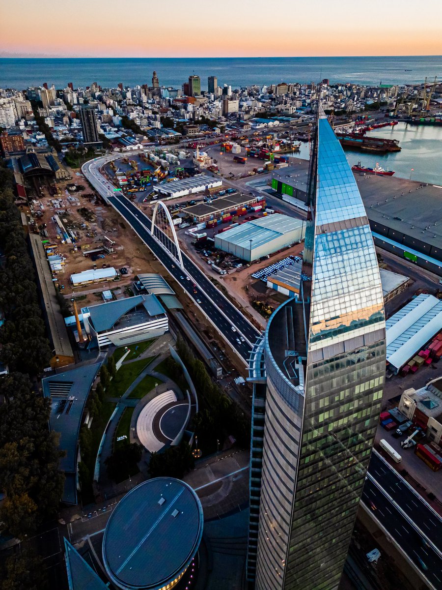 camaramemory's tweet photo. La Torre de Antel se eleva hacia el cielo, como una flecha que apunta hacia lo alto, y desde su cima, la vista aérea nos regala la majestuosidad de Montevideo. #montevieo #Uruguay #Foto #photography https://t.co/c2JXOYoKjo