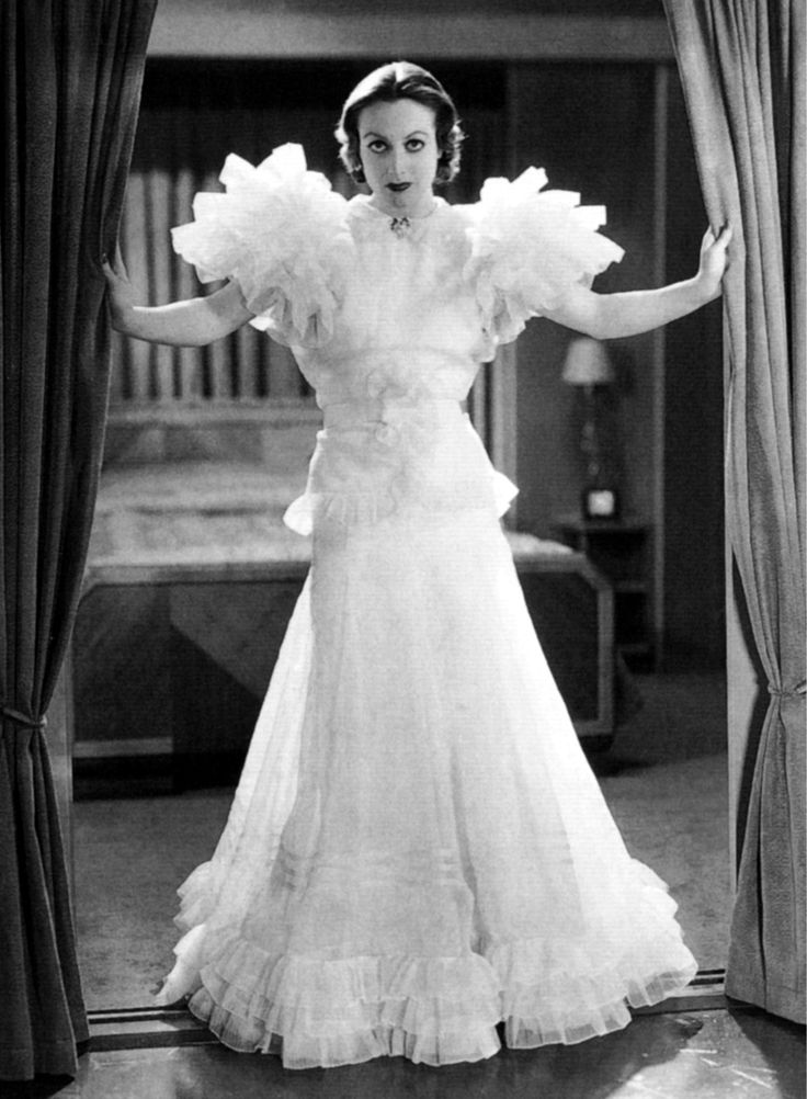 Andr3izes's tweet photo. Acho incrível que a Joan Crawford era uma adolescente tão pobre que as colegas de escola riam das roupas dela, e depois se tornou um ícone fashion, e todas queriam o vestido da Letty Lynton. https://t.co/9OHzJ2Rdbd