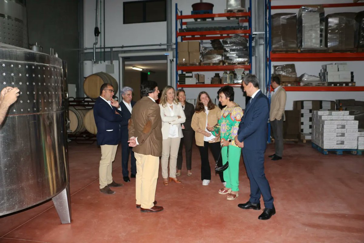 agricultura_pt's tweet photo. Recorde-se que, em 2022, as #exportações de vinhos portugueses atingiram o valor de 941,5 M€, tendo sido registado um #crescimento de 1,5% face a 2021 e, consequentemente, a aproximação à #meta dos mil milhões de euros, fixada para 2023.
#GovernoMaisPróximo #ivv #cvrvv https://t.co/M6fMlwClKS