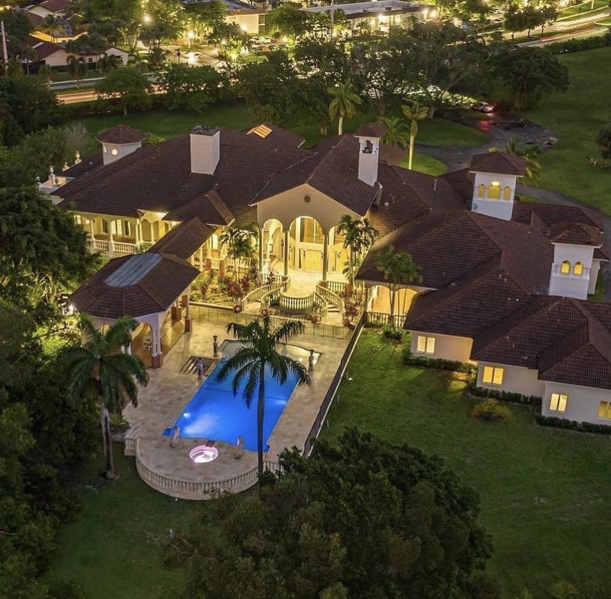 A grand estate in Weston 🏰

#REPOST @chadcarroll
#SouthFloridaRealEstate
#FloridaRealEstate
#LuxuryRealEstate
#WestonRealEstate
#WestonFL
#WestonFLRealEstate
<a href="/Compass/">Compass</a>
