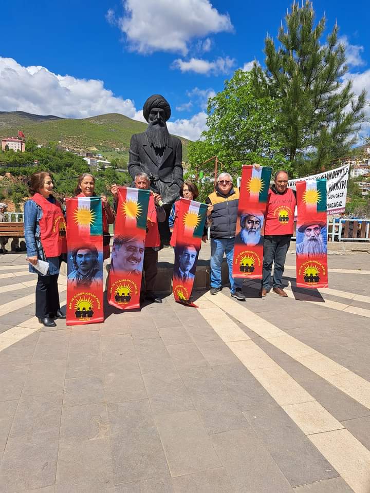 emo38303226's tweet photo. Ne yeşil kemalistler ve ardilari nede kırmızı kemalistler ve ardilari.
Bir oy #HAKPAR a bir oy çöpe! https://t.co/DMA8rDxKT7