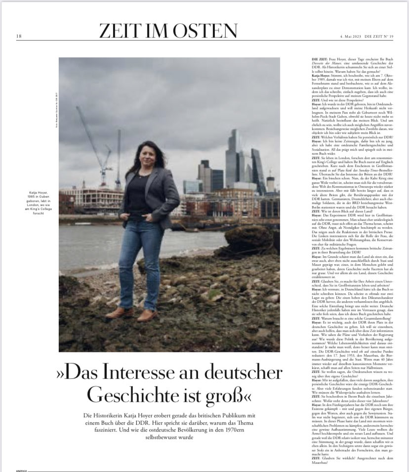 Die in London lebende ostdeutsche Historikerin Katja Hoyer hat soeben eine DDR-Geschichte verfasst, die in GB sofort auf die Bestsellerliste kam &amp; parallel in 7 Ländern erscheint. „In Deutschland hätte ich das Buch so nicht schreiben können“, erzählt sie mir im großen Interview.