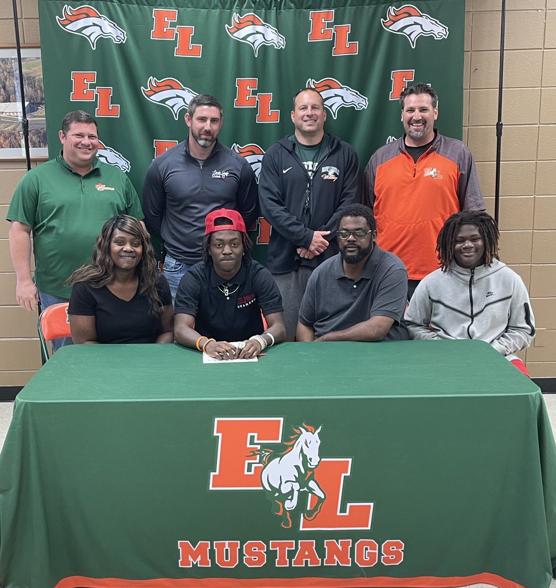 It is official, big congrats to ⁦<a href="/eastlincolnfb/">David Lubowicz</a>⁩ player Markell Clark as he will continue his education and football career at Guilford College