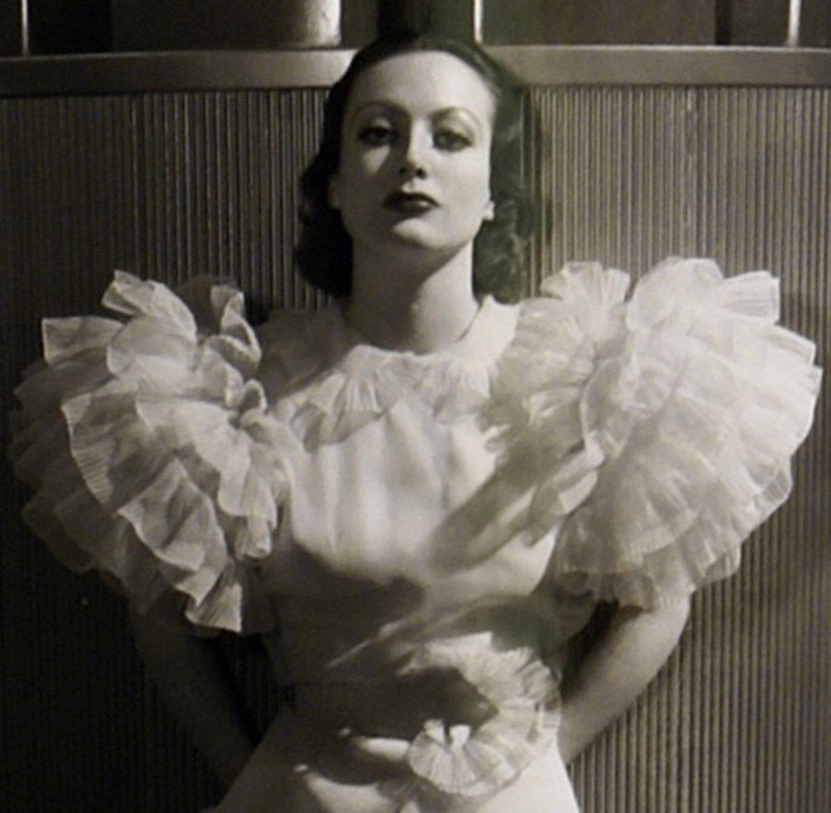 Andr3izes's tweet photo. Acho incrível que a Joan Crawford era uma adolescente tão pobre que as colegas de escola riam das roupas dela, e depois se tornou um ícone fashion, e todas queriam o vestido da Letty Lynton. https://t.co/9OHzJ2Rdbd