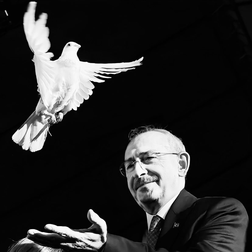 Alevi____'s tweet photo. O bizden biri 
O halkın tam göbeğinden biri.
Onun "KABESİ İNSAN"
Eşitlik için,Barış için,Kardeşlik için geliyor 

#KemalGeliyorKEMAL
Piro geliyor piro♥️ https://t.co/52skg1Xy7Z