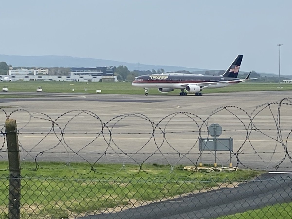 TeresaMannion's tweet image. Donald Trump has arrived at Shannon Airport from Scotland just after 6.30pm. He will travel by cavalcade to his golf resort in #Doonbeg ⁦@rtenews⁩ #Trump