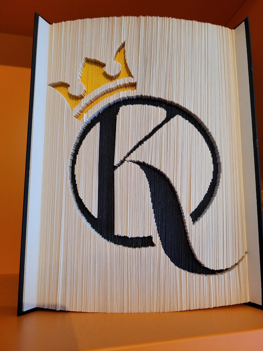 CapFuture3's tweet photo. Hi, hat zufällig jemand die Fanpost Adresse von #Knossi?
Meine Frau hat sein Logo in ein Buch gefaltet und wir würden es im gerne als Glücksbringer für seine nächsten Tänze bei #LetsDance zuschicken. @TheRealKnossi du kannst dich auch gerne direkt bei uns melden. https://t.co/gdE5bqIuBu