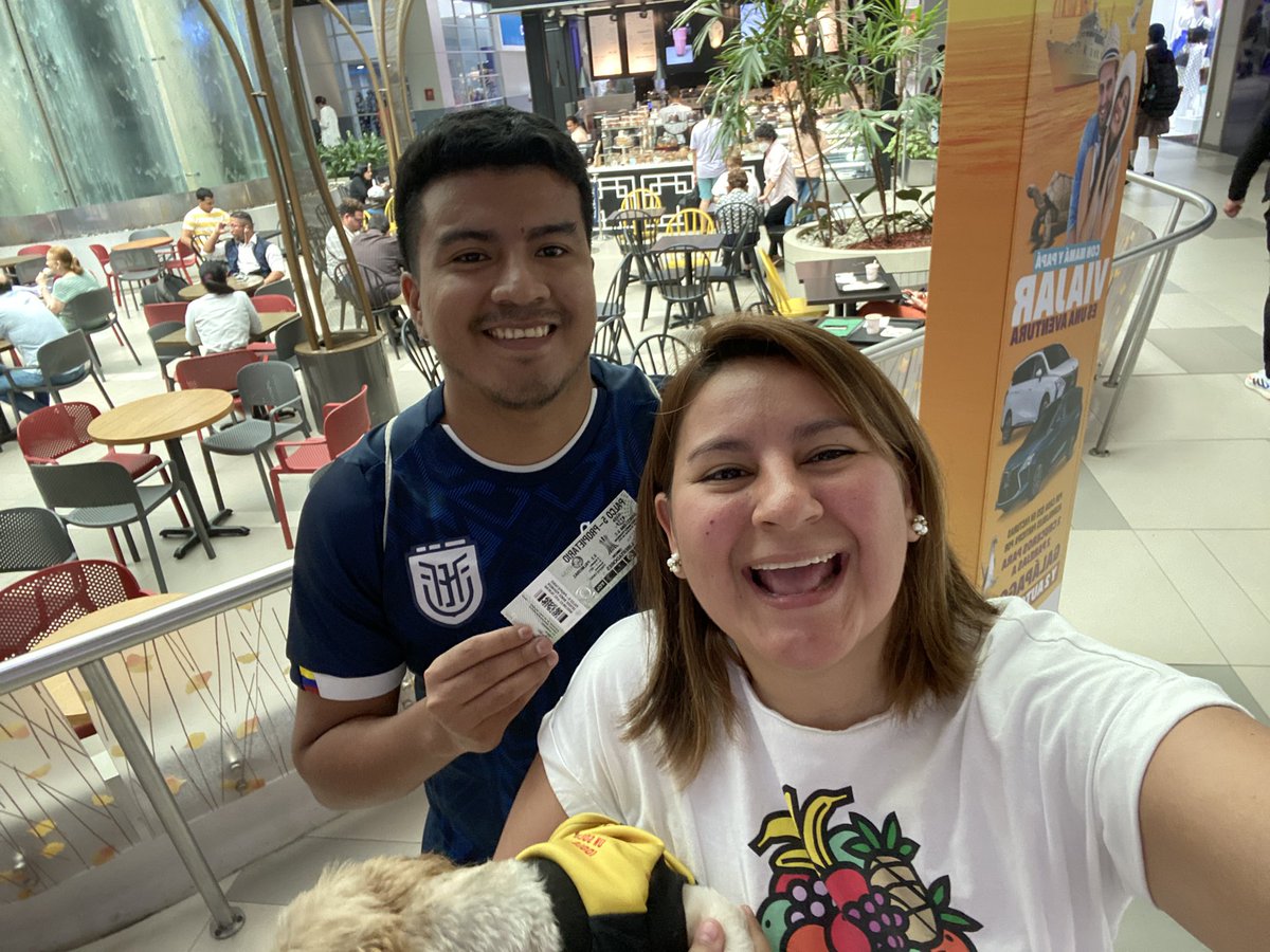 PaolitaCruzM's tweet photo. Entregada la segunda entrada a el representante de Steven!!!

Sigan suscribiéndose mañana subo nuevo video de lo que será hoy vs Palmeiras quienes comenten ganarán entradas vs Aucas!!!!

https://t.co/tGdCWOBaEu https://t.co/JtXIQsOxUK