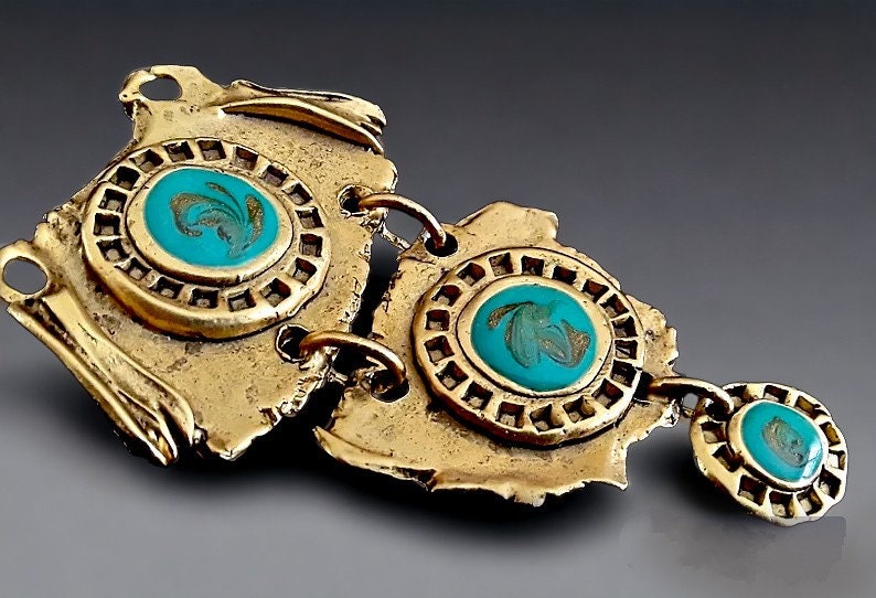 renaissancefai's tweet photo. Brutalist Articulated Long Brooch, Enamel Turquoise, Gold Tone, Artisan Sculptural, Vintage https://t.co/v6apN8FC9S #gold #women #brutalist #broochvintage #articulated #modernist #turquoiseenamel #longlarge #hinged https://t.co/hEKMaoS9dS