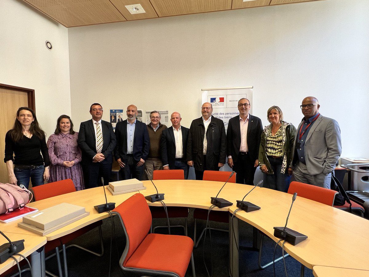 VincentLedoux59's tweet photo. Merci au @prefet59 qui m’a permis d’auditionner les agents de l’Etat et quelques élus de villes confrontées au phénomène de retrait gonflement des #argiles qui peut endommager les maisons #fissures #secheresse #dereglementclimatique #catastrophenaturelle https://t.co/myp4S8B58b