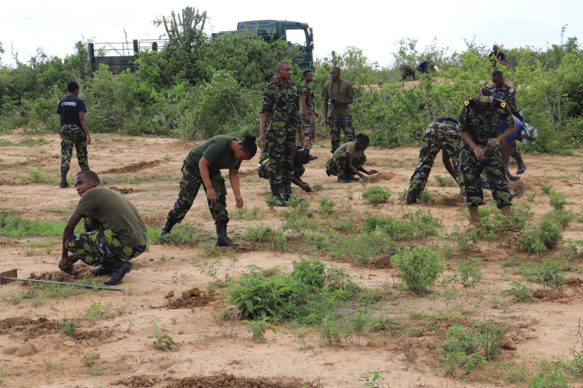 Karasinga3's tweet photo. Standing in for Kenya Navy Base Mtongwe Commanding Officer Lt. Col. Onyancha, Major Ndirangu of Kenya Navy Fleet Formation appreciated @DedanKimathi  for the dedication to support the initiative with the required tree seedlings and availing the Green Army team of Volunteers . https://t.co/m3csvHhz8d