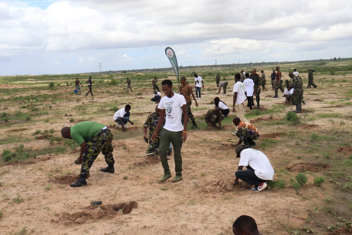 Karasinga3's tweet photo. Standing in for Kenya Navy Base Mtongwe Commanding Officer Lt. Col. Onyancha, Major Ndirangu of Kenya Navy Fleet Formation appreciated @DedanKimathi  for the dedication to support the initiative with the required tree seedlings and availing the Green Army team of Volunteers . https://t.co/m3csvHhz8d