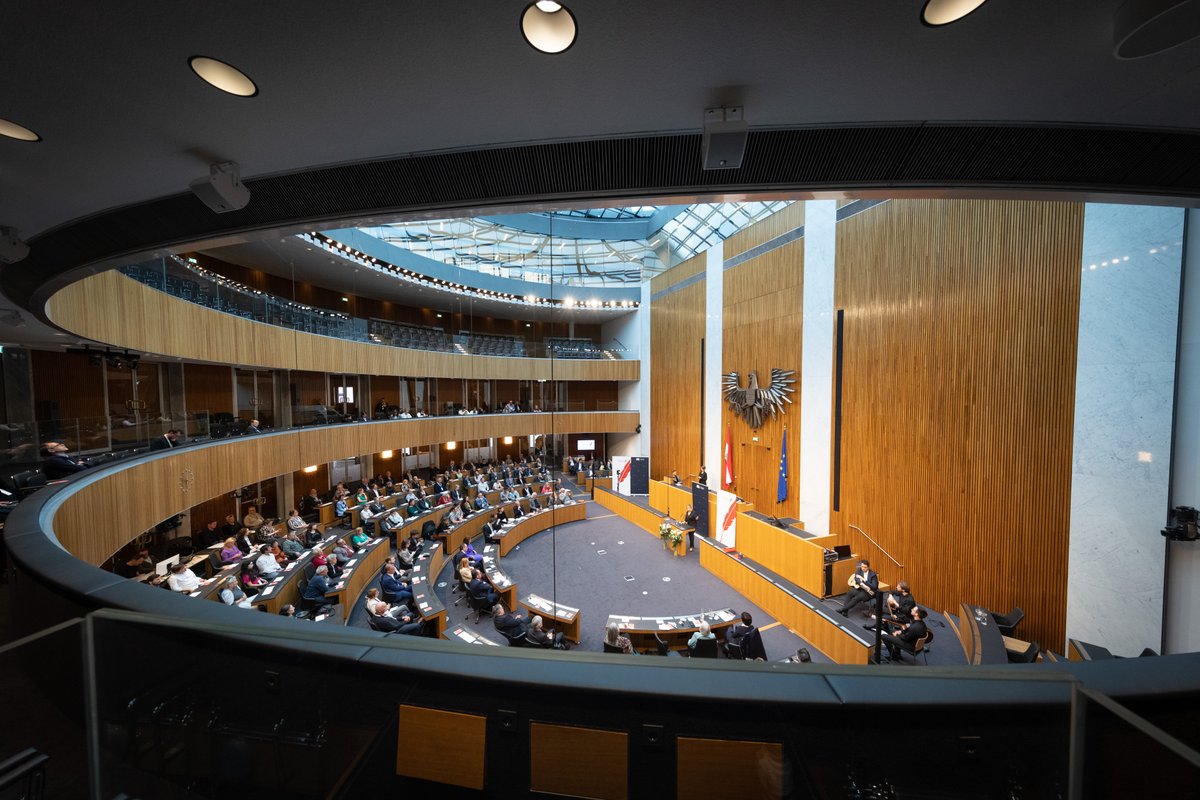 OeParl's tweet photo. Der @PCConcordia hat seine Preise verliehen: Die Redaktionen @andererseits & @dossier_ haben die Jury in den Kategorien Menschenrechte & Pressefreiheit überzeugt. Ehrenpreisträger wurde Gerhard #Haderer für die Arbeit vieler Jahre. Nachschauen hier ➡ https://t.co/zTFMY1vX8R https://t.co/uoZ0hdLAZv