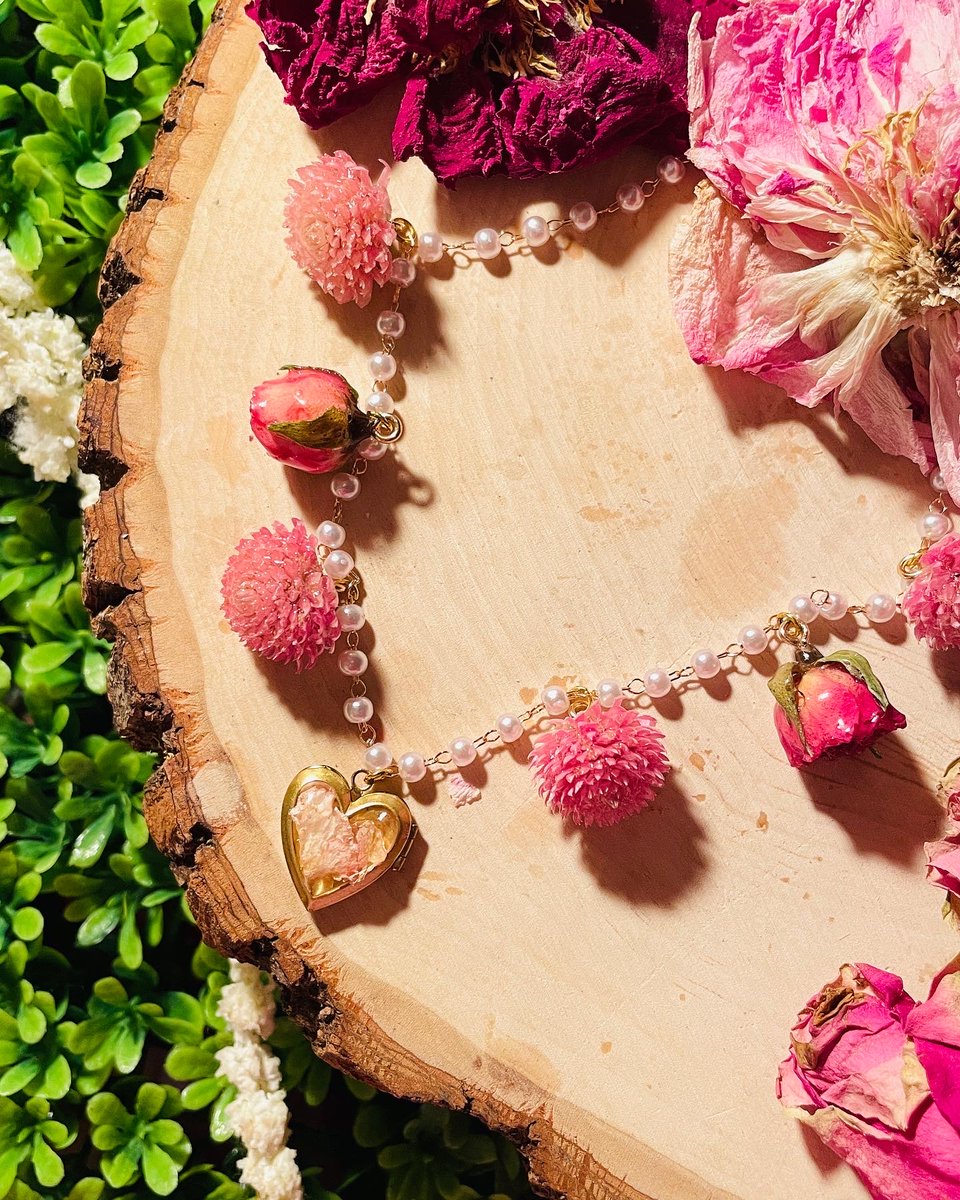 pink heart-shaped botanical locket 💖