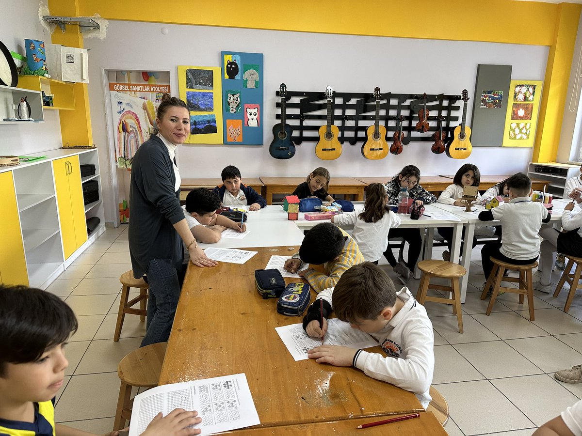 hul_yasar's tweet photo. #BilisimHaftası #harezmimodeli @Mberkharezmi_ @medeniberkio @harezmimodeli @BakirkoyMEM 
Kodlama öğreniyoruz geleceği şekillendiriyoruz 💪 https://t.co/BVoFw1ofa4