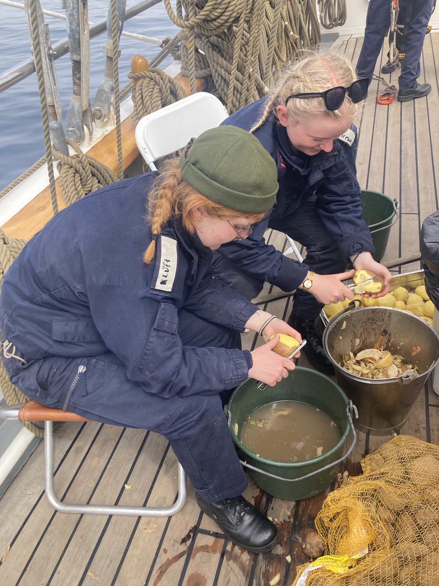 PeterJeppsson's tweet photo. I går kom vi till Oostende efter gång/segling i Engelska kanalen. slussades in i docka &amp; ligger fint, Fredag lämnar vi, går mot Brünsbuttel, Kielkanalen för vidare färd mot Karlskrona. Alla mår bra, ser framemot slutmål om en vecka. Önskar alla en fin vecka! 🇸🇪⚓️#svfm #säkpol https://t.co/maviJslUaz