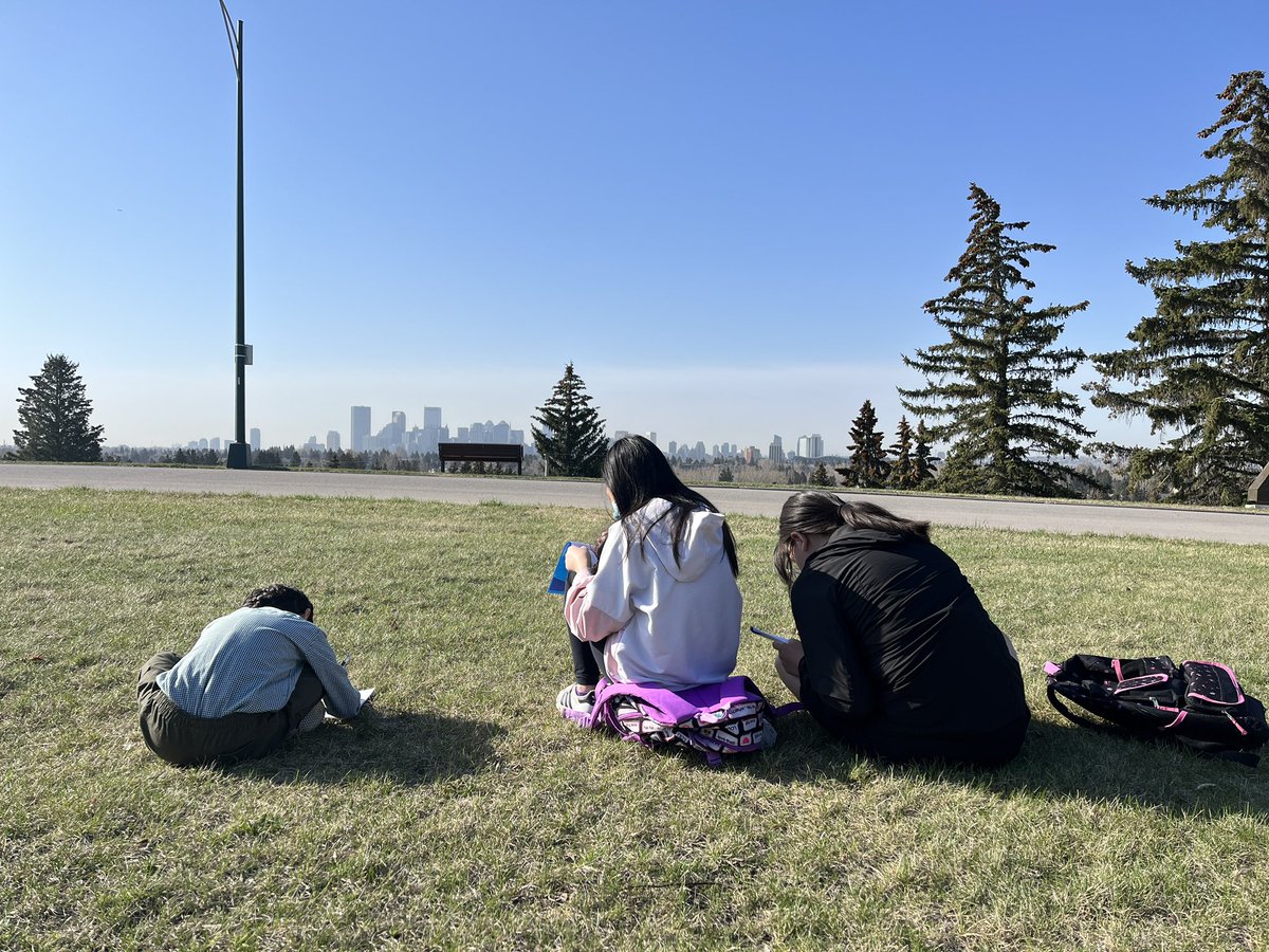 MsGreigsClass's tweet image. We loved having some journaling practice with our Kindergarten buddies in preparation for our Nose Hill Park field trip tomorrow!