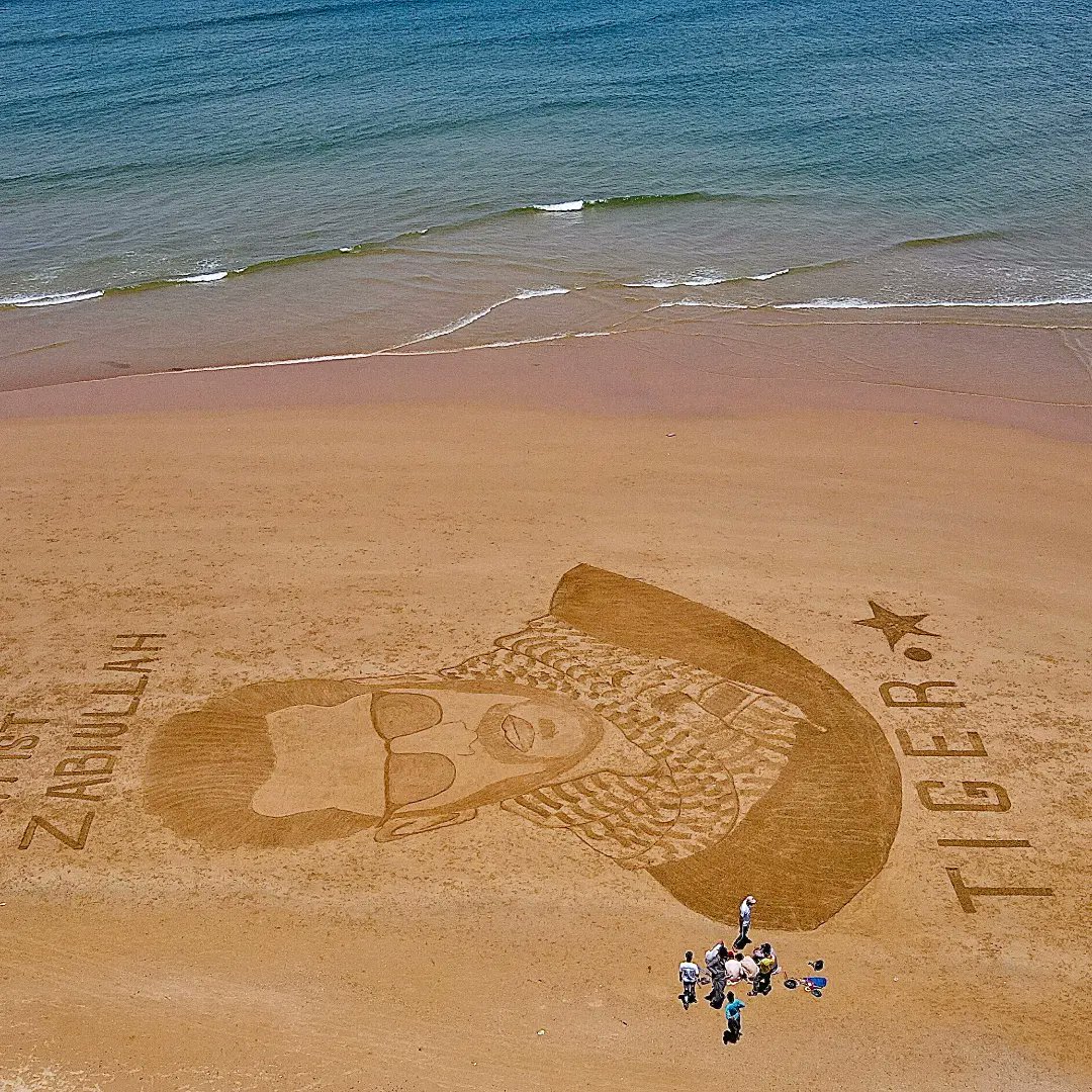 Rashidiartistsg's tweet photo. This is for you @BeingSalmanKhan Bhai jaan,Sand portrait was made by Zabiullah Baloch from Gaddani Balochistan,PK. #Tiger3 #sandartofsk #SalmanKhan𓃵 #india #BoxOffice #gaddanibalochistan #zabiullahshoukat #sameershoukat https://t.co/wb29j7fHmE