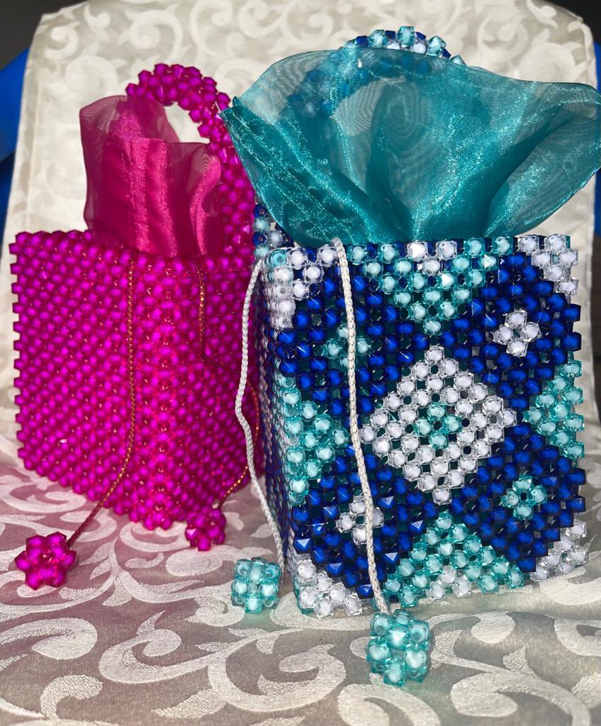 dodoassida10's tweet photo. Hello la famille !👋🏽 
Je vend des sacs en perles avec une grande variété de motifs et couleurs qui permettent aux femmes d'exprimer leur individualité.🥰
Contactez-moi en DM pour plus de détails 😉
@celeste_fficiel @leParrainRDC @bry_kasonga @yedidiabandi1 https://t.co/ElKNsl2tLz